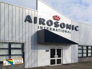 Verlichte doosletters op pand Enschede